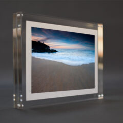 Cadre photo magnétique en plexiglas transparent, bloc double face avec finition polie et assemblage par aimants.