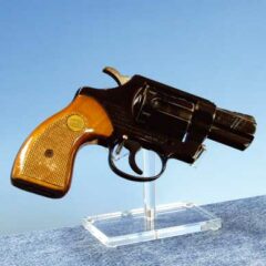 Support professionnel en plexiglass transparent pour pistolet ou arme de collection, conçu pour présentation en vitrine et exposition.