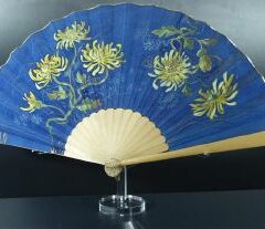 Support transparent en plexiglass conçu pour maintenir et exposer un éventail de manière stable et discrète.