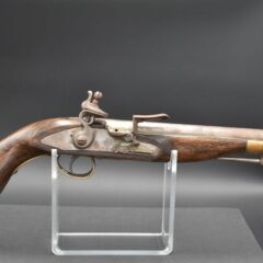 Support plié en plexiglas transparent pour la présentation d’une arme ancienne en exposition