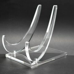 Support professionnel en plexiglass transparent pour présentation d’objet de collection, forme berceau double incurvé, conçu pour vitrines et expositions.