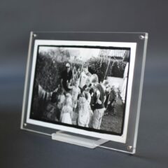 Cadre magnétique en plexiglass transparent sur socle pour affichage de photos ou documents