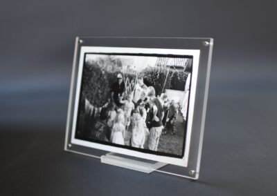 Cadre magnétique en plexiglass transparent sur socle pour affichage de photos ou documents
