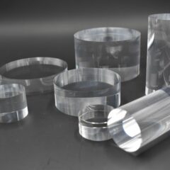 Cylindres en plexiglas transparent de différentes dimensions pour socles et présentations d’objets – fabrication sur mesure dans l’atelier Apparences