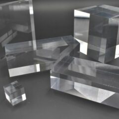 Ensemble de cubes et parallélépipèdes de présentation en plexiglas transparent de différentes dimensions