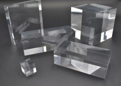 Ensemble de cubes et parallélépipèdes de présentation en plexiglas transparent de différentes dimensions