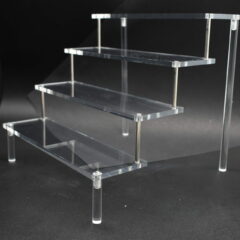 Étagère de présentation professionnelle en plexiglass transparent, modèle cascade à plusieurs niveaux, conçue pour la mise en valeur d’objets en vitrine et en exposition.