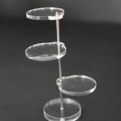 Présentoir professionnel en plexiglass transparent à plateaux ronds décalés, conçu pour la présentation d’objets en vitrine et en exposition.