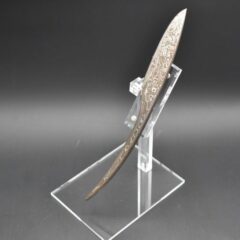 Support de présentation magnétique articulé en plexiglas transparent avec objet exposé en position inclinée