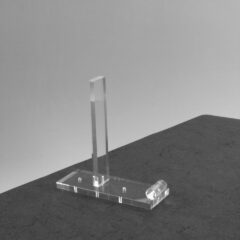 Chevalet de présentation en plexiglas transparent avec base rectangulaire et support arrière