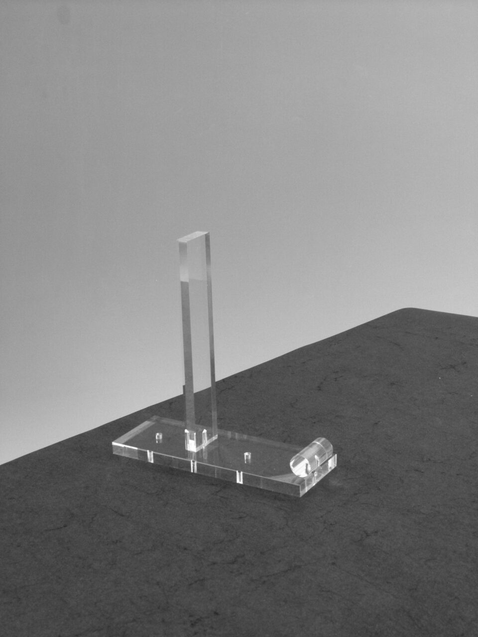 Chevalet de présentation en plexiglas transparent avec base rectangulaire et support arrière