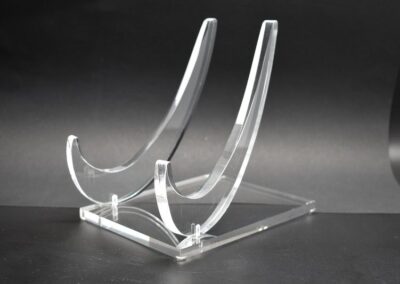 Support berceau en plexiglas transparent sur mesure pour la présentation d’objets