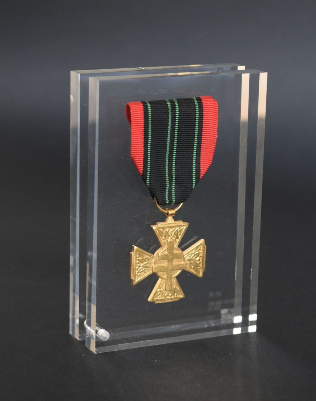 Présentoir en plexiglass pour encadrer une médaille tout en élégance