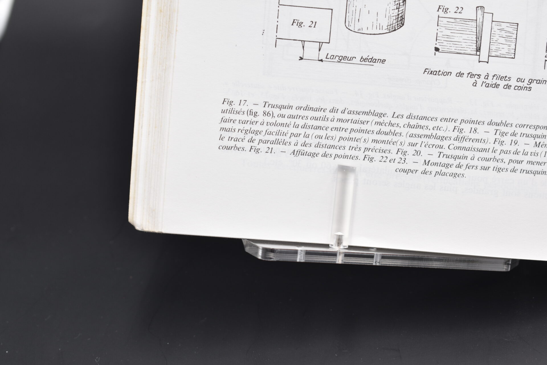 Détail d’un lutrin en plexiglas transparent pour la présentation et la mise en lecture d’un livre ouvert – fabrication sur mesure Apparences