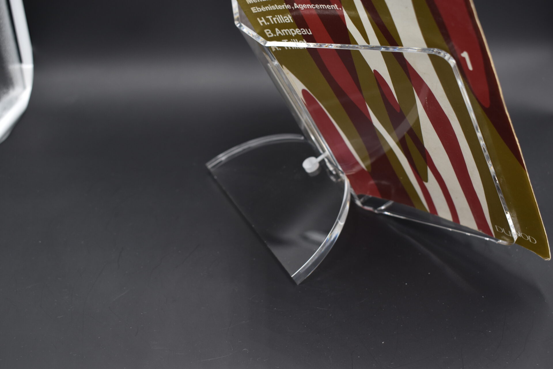 Lutrin en plexiglas transparent avec base arrondie, support de présentation pour livre ou document – fabrication sur mesure Apparences