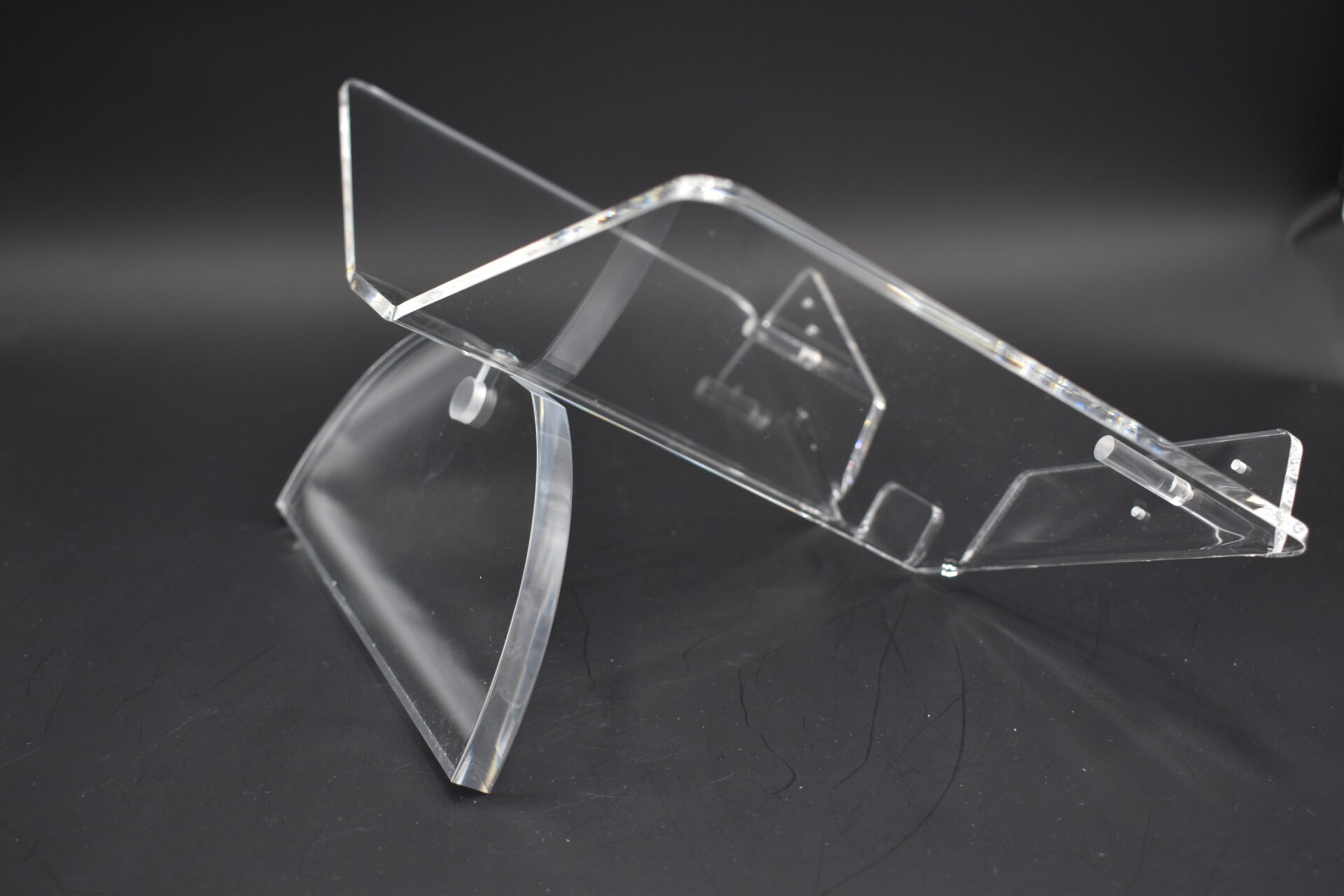 Lutrin en plexiglas transparent incliné pour la présentation de documents, manuscrits ou livres – fabrication sur mesure Apparences