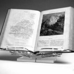 Lutrin en plexiglas transparent pour la présentation d’un grand livre ancien en exposition