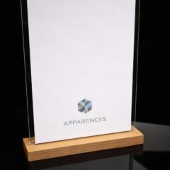 Porte-affiche en plexiglas avec base en bois fabriqué par l’atelier Apparences
