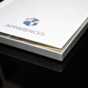 Encadrement en plexiglas avec bordure aluminium fabriqué par l’atelier Apparences