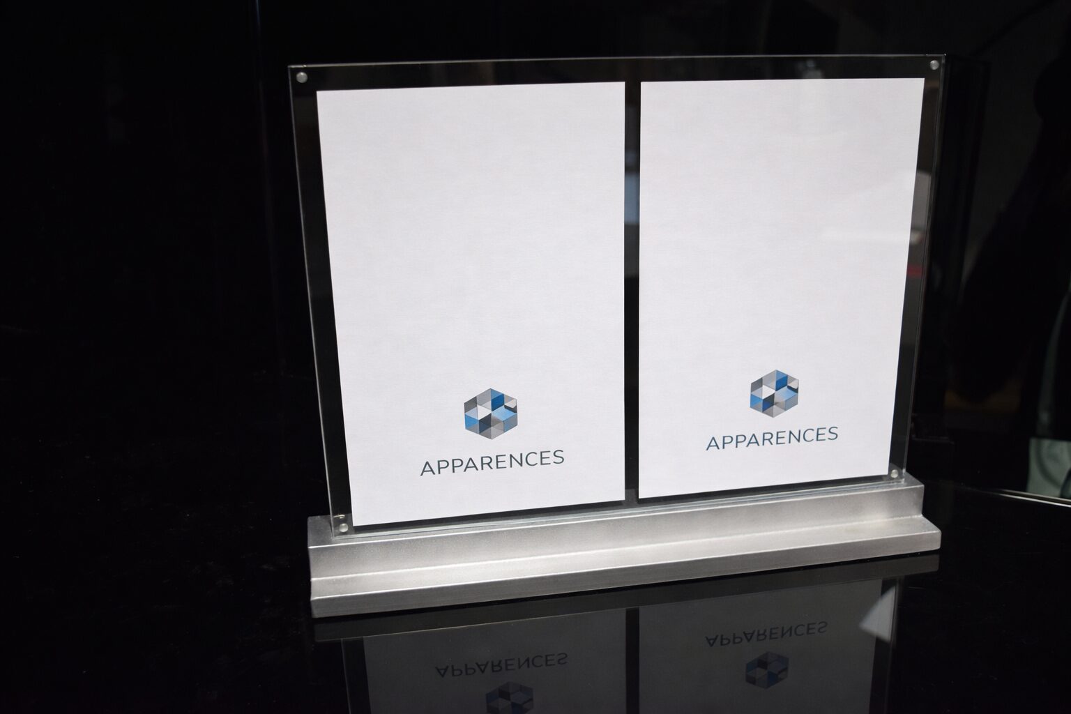 Porte-affiche double en plexiglas avec base aluminium fabriqué par l’atelier Apparences