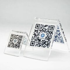 Chevalets QR Code en plexiglas transparent – formats grand et petit pour affichage en magasin