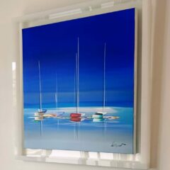 Cadre BlackBox en plexiglas présentant un tableau marin accroché au mur dans un intérieur contemporain