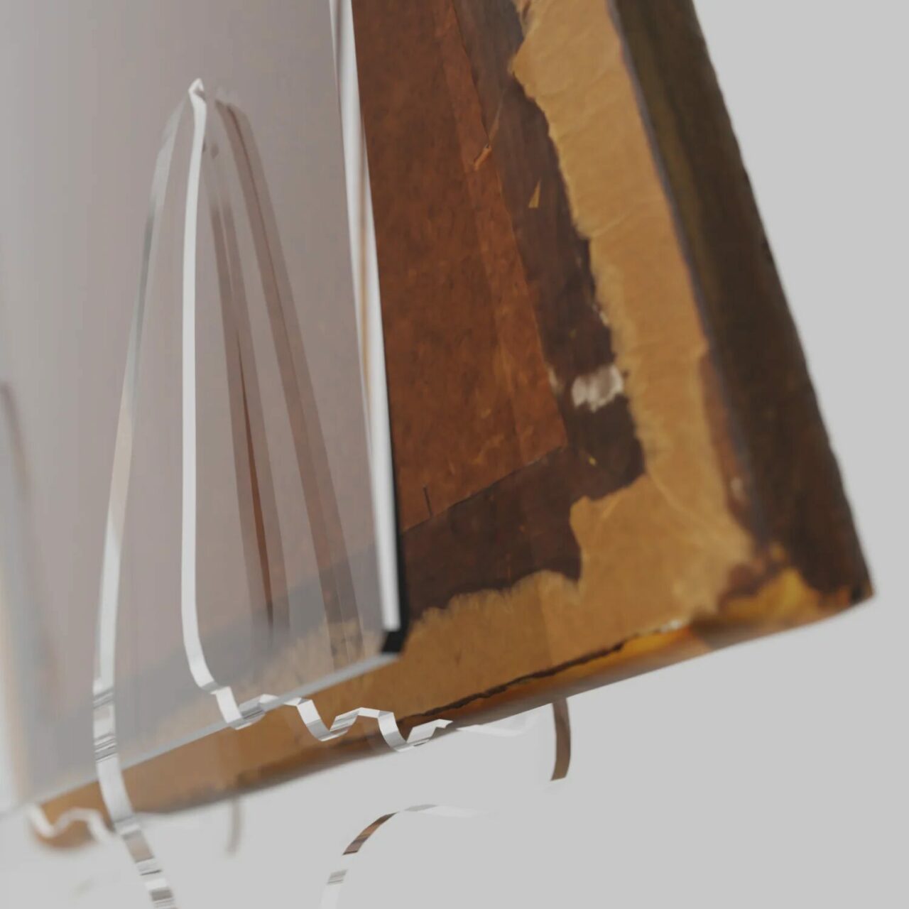 Détail d’un chevalet de table en plexiglas transparent supportant un tableau ou une assiette décorative