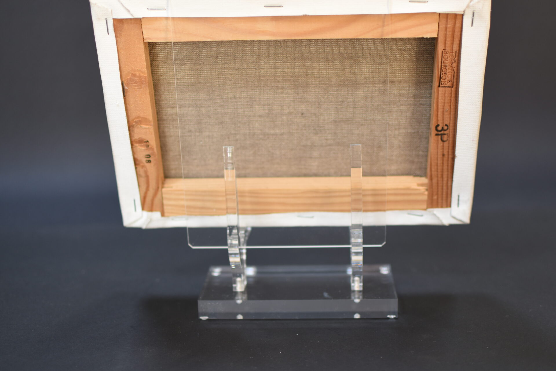 Chevalet de table en plexiglas transparent supportant un tableau sur châssis bois