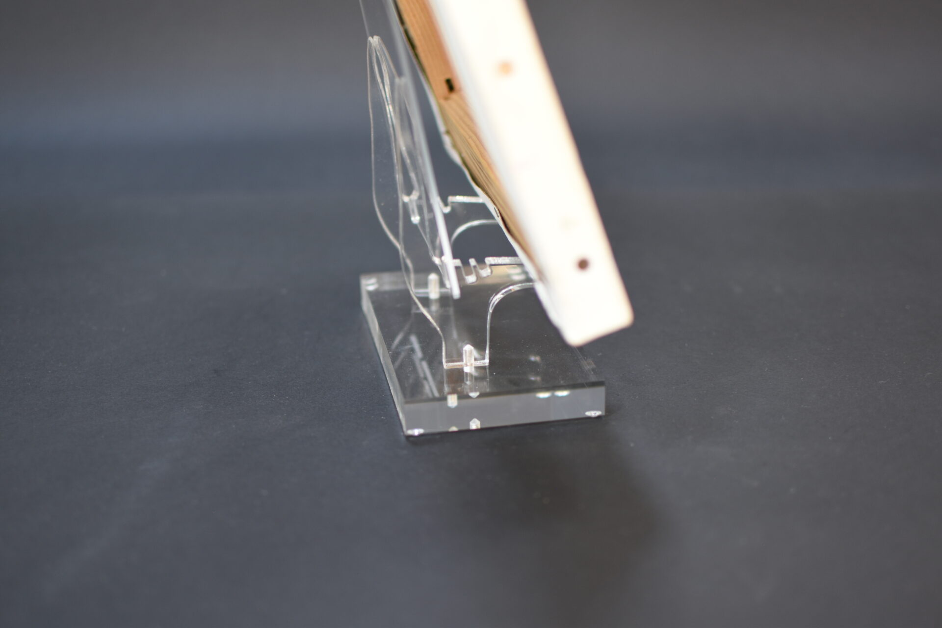 Profil d’un chevalet de table en plexiglas transparent avec base stable pour exposer tableau ou objet